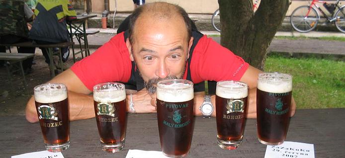 Foto Milan. Moje pivo je to druhé z leva.