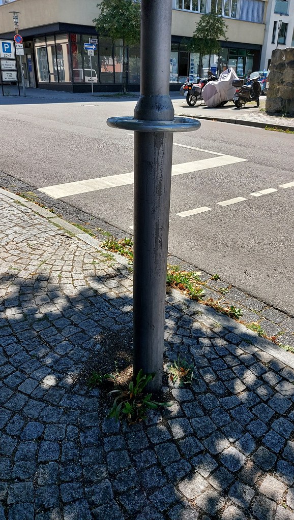 4.den - Německo -  Konstanz - Buxheim u Memmingenu - držátko u semaforu pro cyklsty