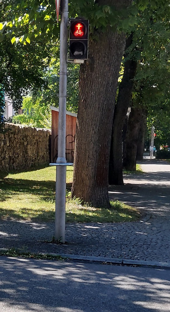 4.den - Německo -  Konstanz - Buxheim u Memmingenu - držátko u semaforu pro cyklsty